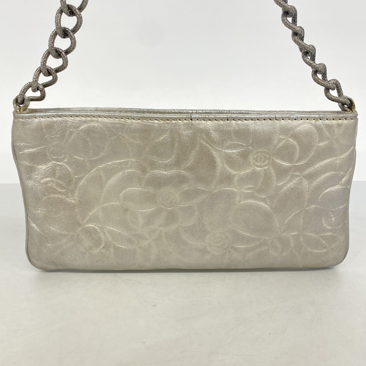 【6ge5531】シャネル ポーチ カメリア レザー シルバー シルバー金具【中古】レディース