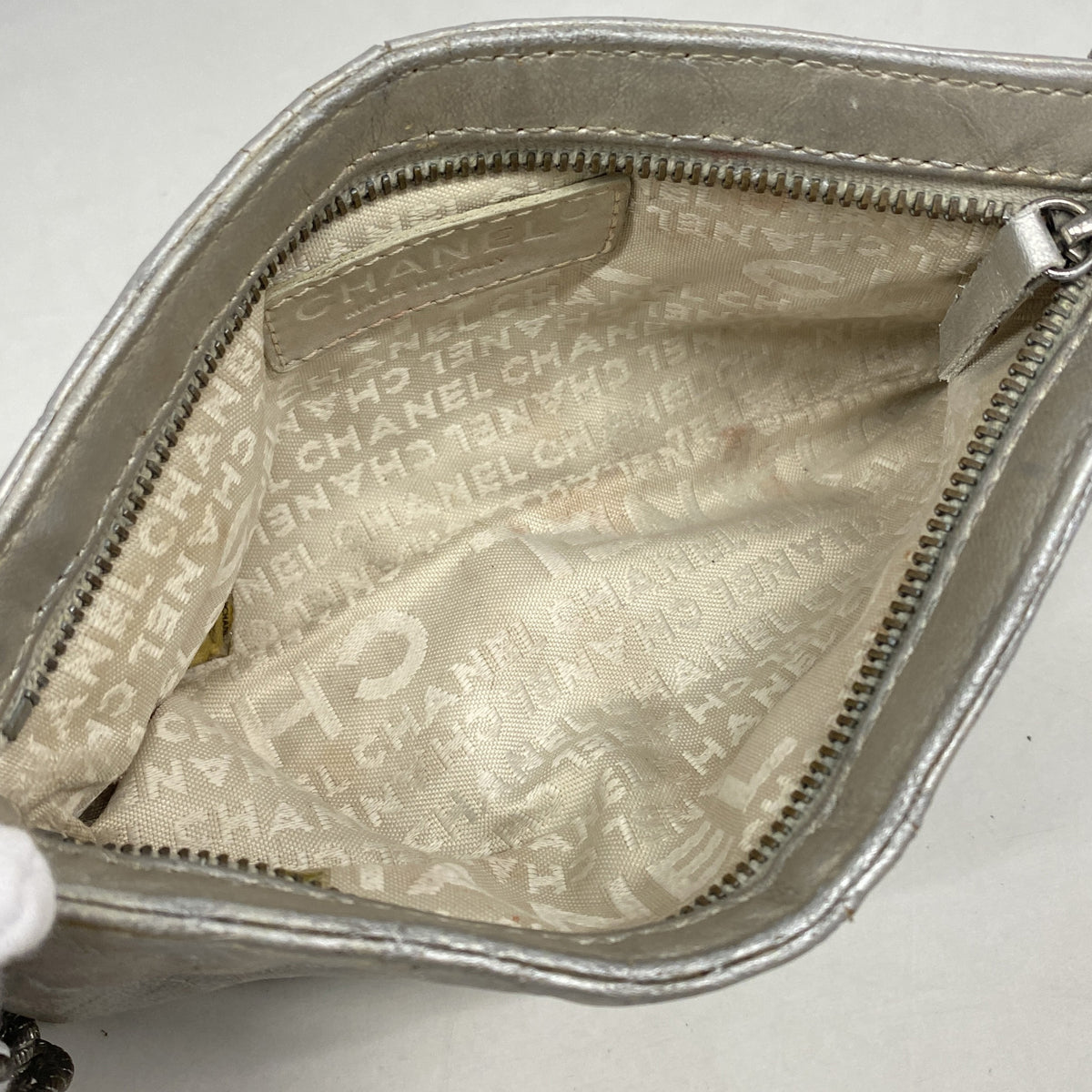 【6ge5531】シャネル ポーチ カメリア レザー シルバー シルバー金具【中古】レディース