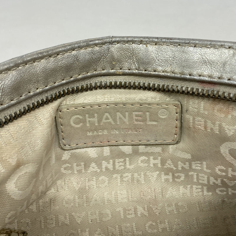 【6ge5531】シャネル ポーチ カメリア レザー シルバー シルバー金具【中古】レディース