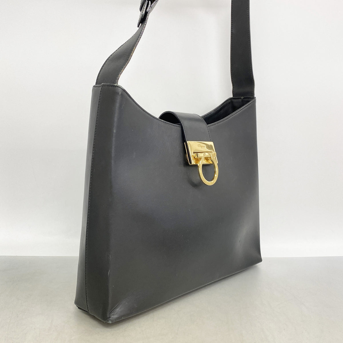 【6ge5800】サルヴァトーレフェラガモ ショルダーバッグ ガンチーニ レザー ブラック ゴールド金具【中古】レディース