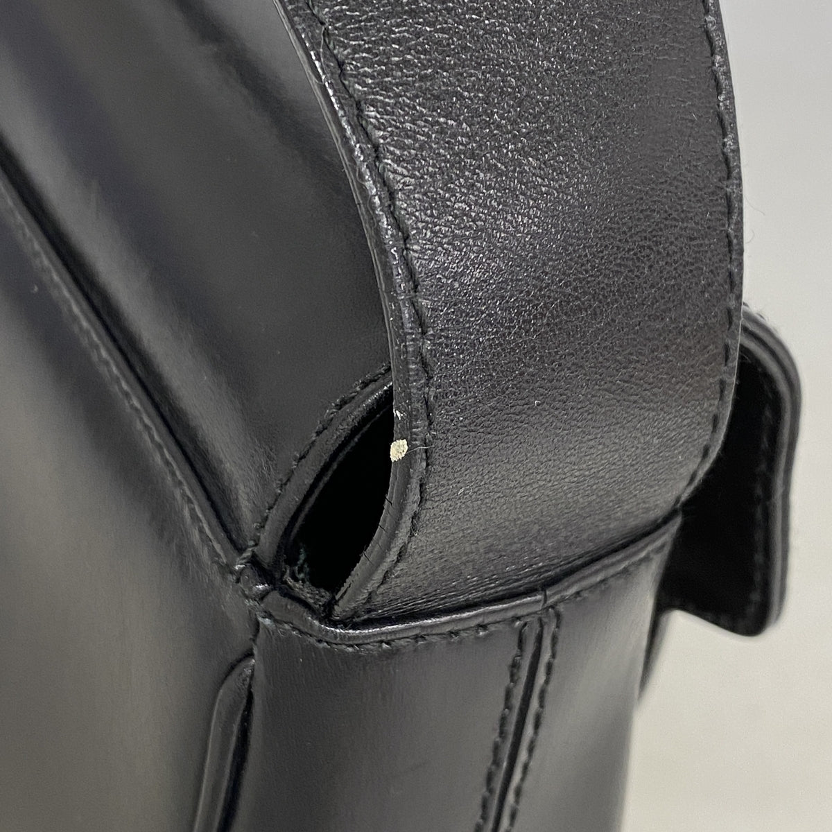 【6ge5801】サルヴァトーレフェラガモ ショルダーバッグ ヴァラ レザー ブラック ゴールド金具【中古】レディース