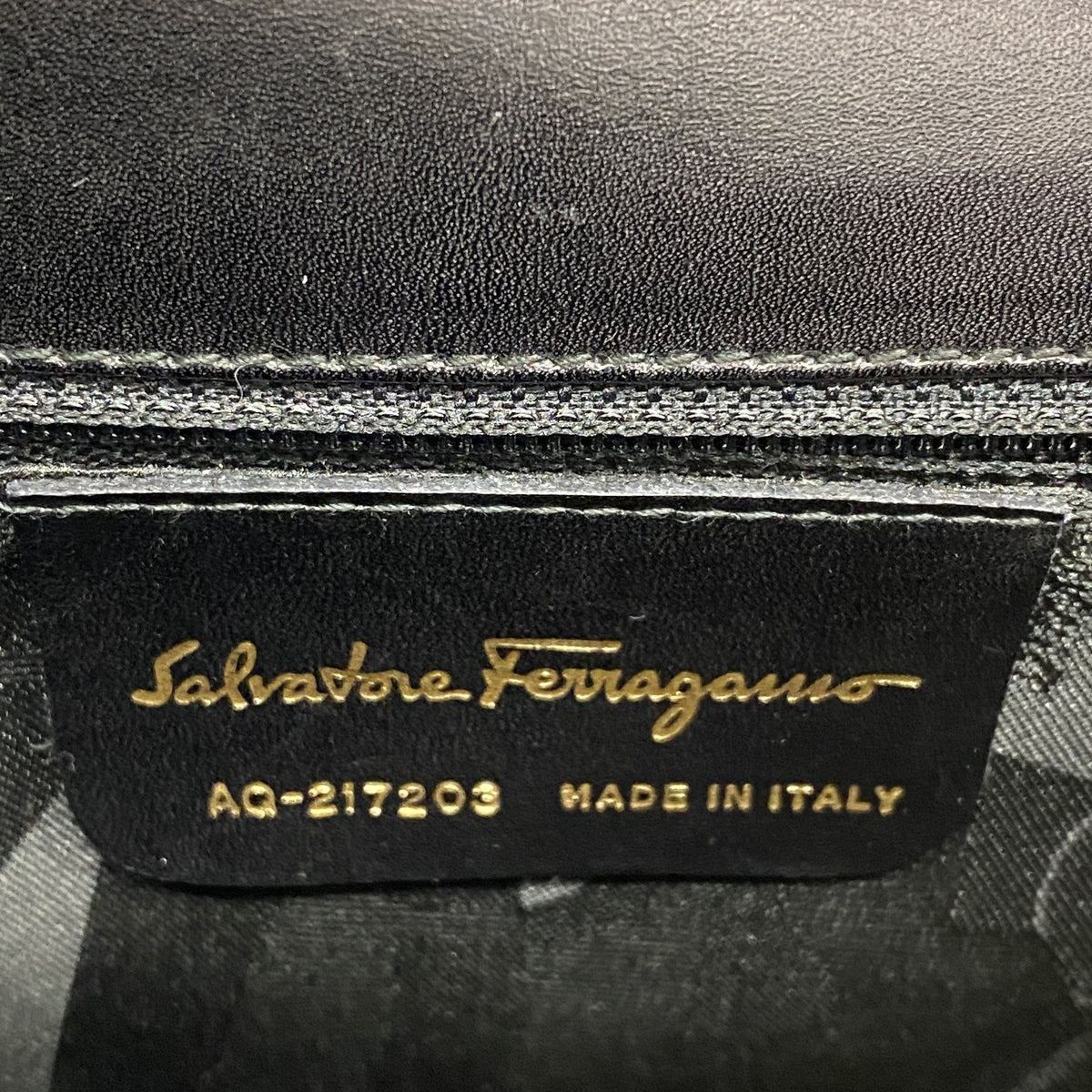 【6ge5801】サルヴァトーレフェラガモ ショルダーバッグ ヴァラ レザー ブラック ゴールド金具【中古】レディース