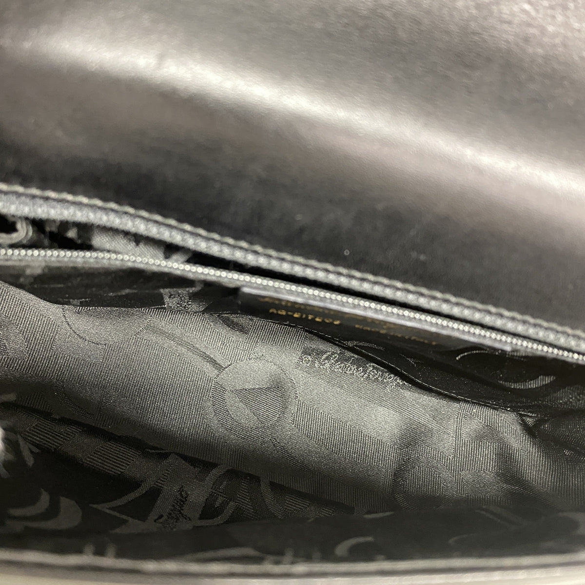 【6ge5801】サルヴァトーレフェラガモ ショルダーバッグ ヴァラ レザー ブラック ゴールド金具【中古】レディース