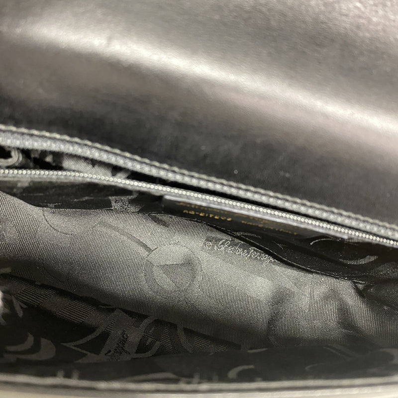 【6ge5801】サルヴァトーレフェラガモ ショルダーバッグ ヴァラ レザー ブラック ゴールド金具【中古】レディース