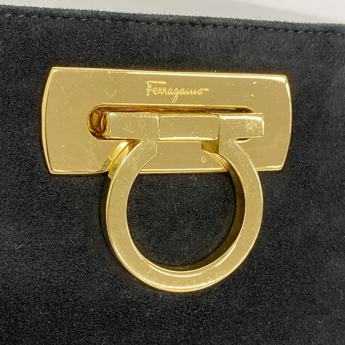 【6ge5802】サルヴァトーレフェラガモ ショルダーバッグ ガンチーニ スウェード ブラック ゴールド金具【中古】レディース