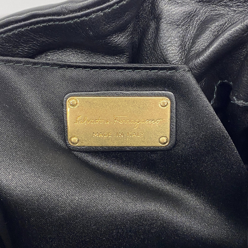 【6ge5809】サルヴァトーレフェラガモ ショルダーバッグ ベロア ブラック ゴールド金具【中古】レディース