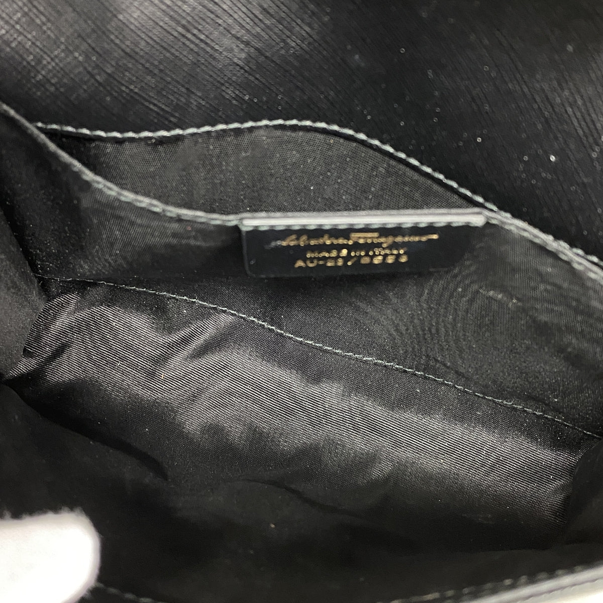 【6ge5830】サルヴァトーレフェラガモ ショルダーバッグ ヴァラ レザー ブラック ゴールド金具【中古】レディース