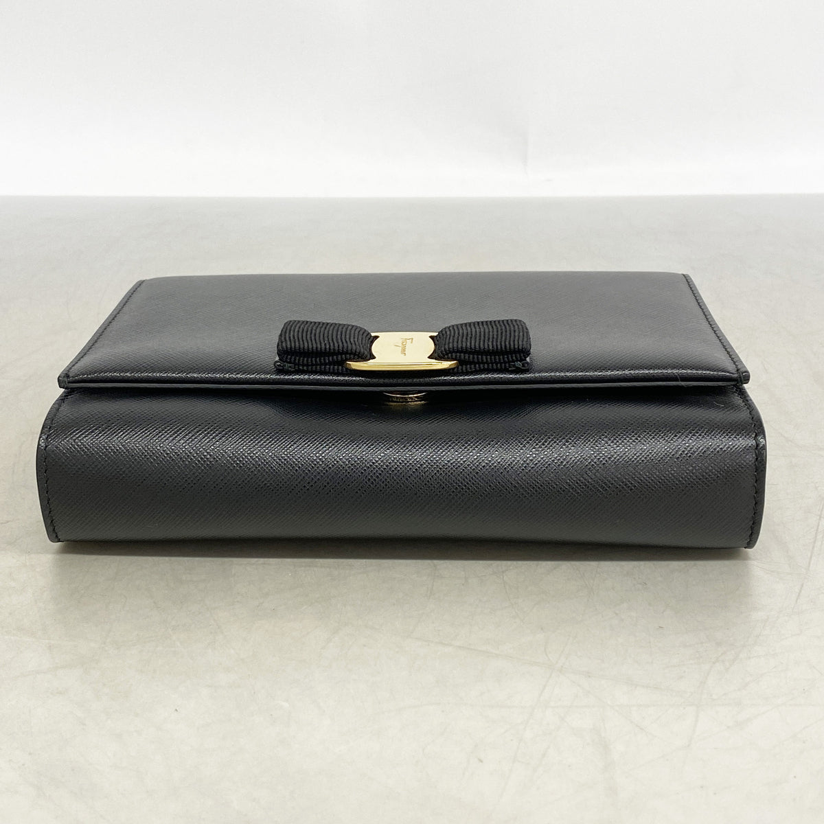 【6ge5830】サルヴァトーレフェラガモ ショルダーバッグ ヴァラ レザー ブラック ゴールド金具【中古】レディース