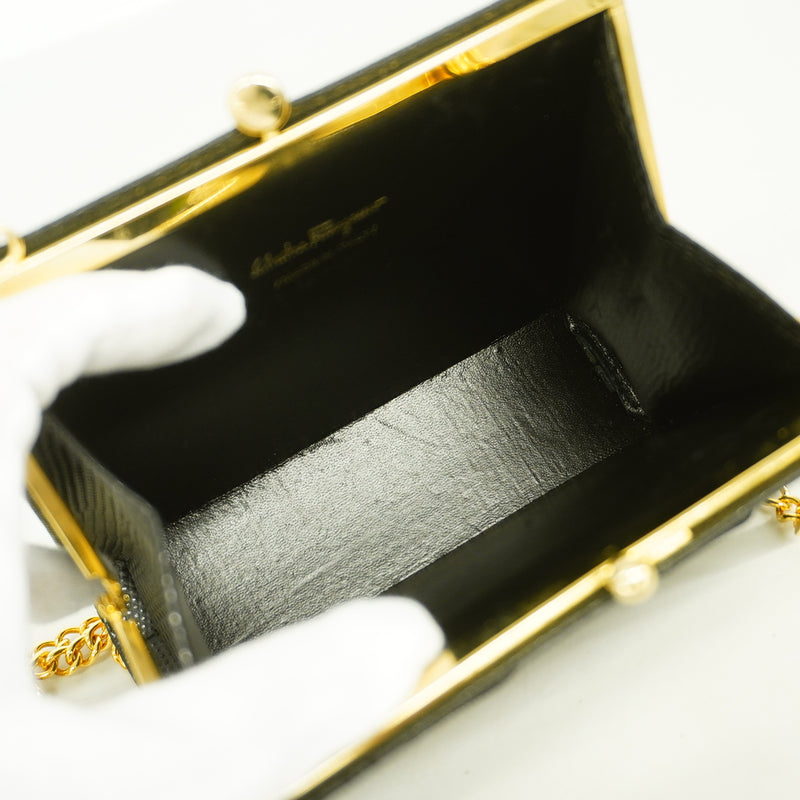 【6ge5853】サルヴァトーレフェラガモ ショルダーバッグ ヴァラ レザー ブラック ゴールド金具【中古】レディース