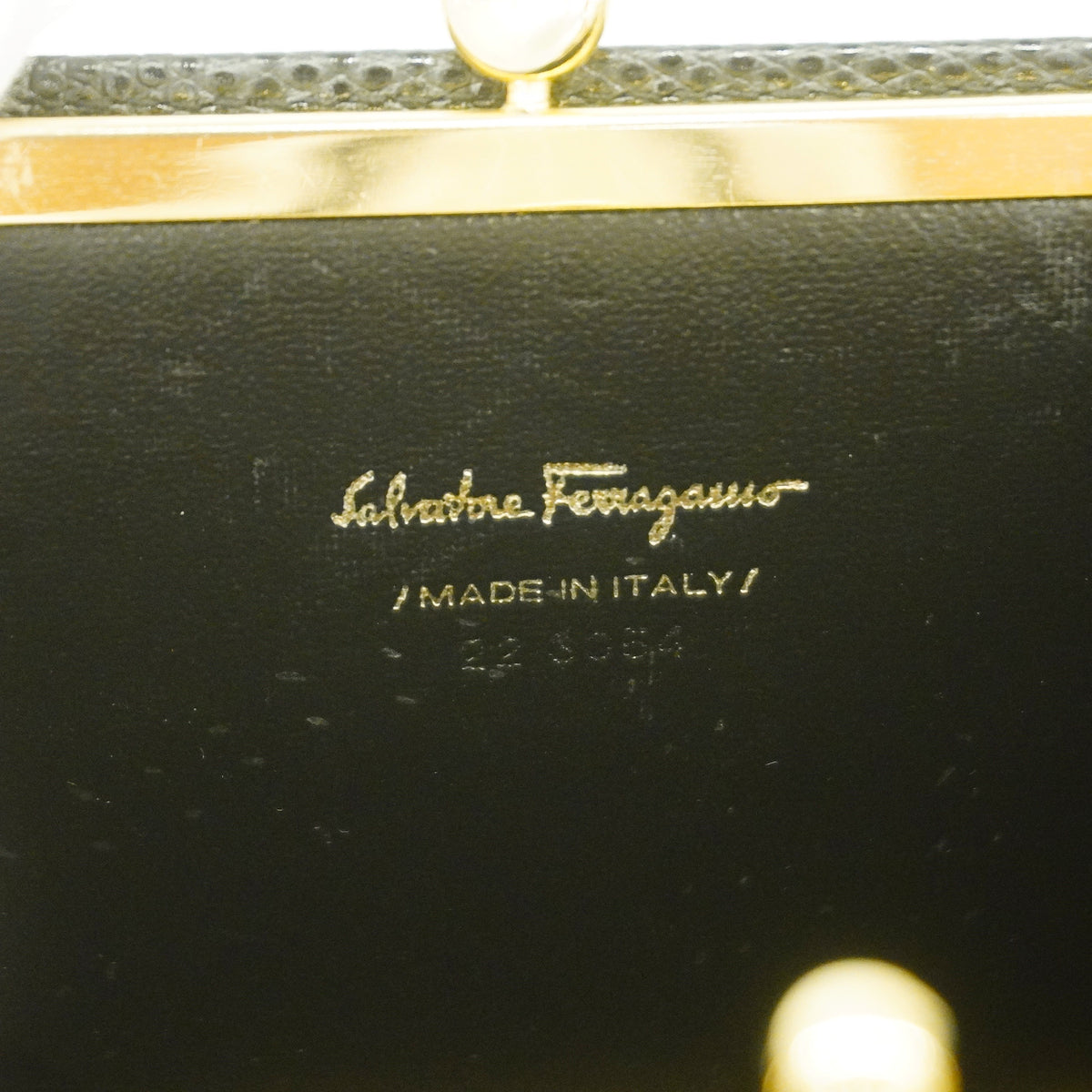 【6ge5853】サルヴァトーレフェラガモ ショルダーバッグ ヴァラ レザー ブラック ゴールド金具【中古】レディース