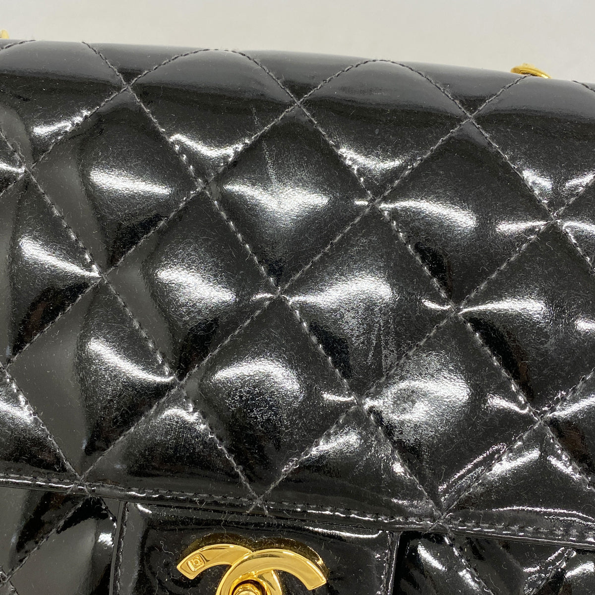 【6ge6279-k】シャネル ショルダーバッグ マトラッセ チェーンショルダー パテントレザー ブラック ゴールド金具【中古】レディース