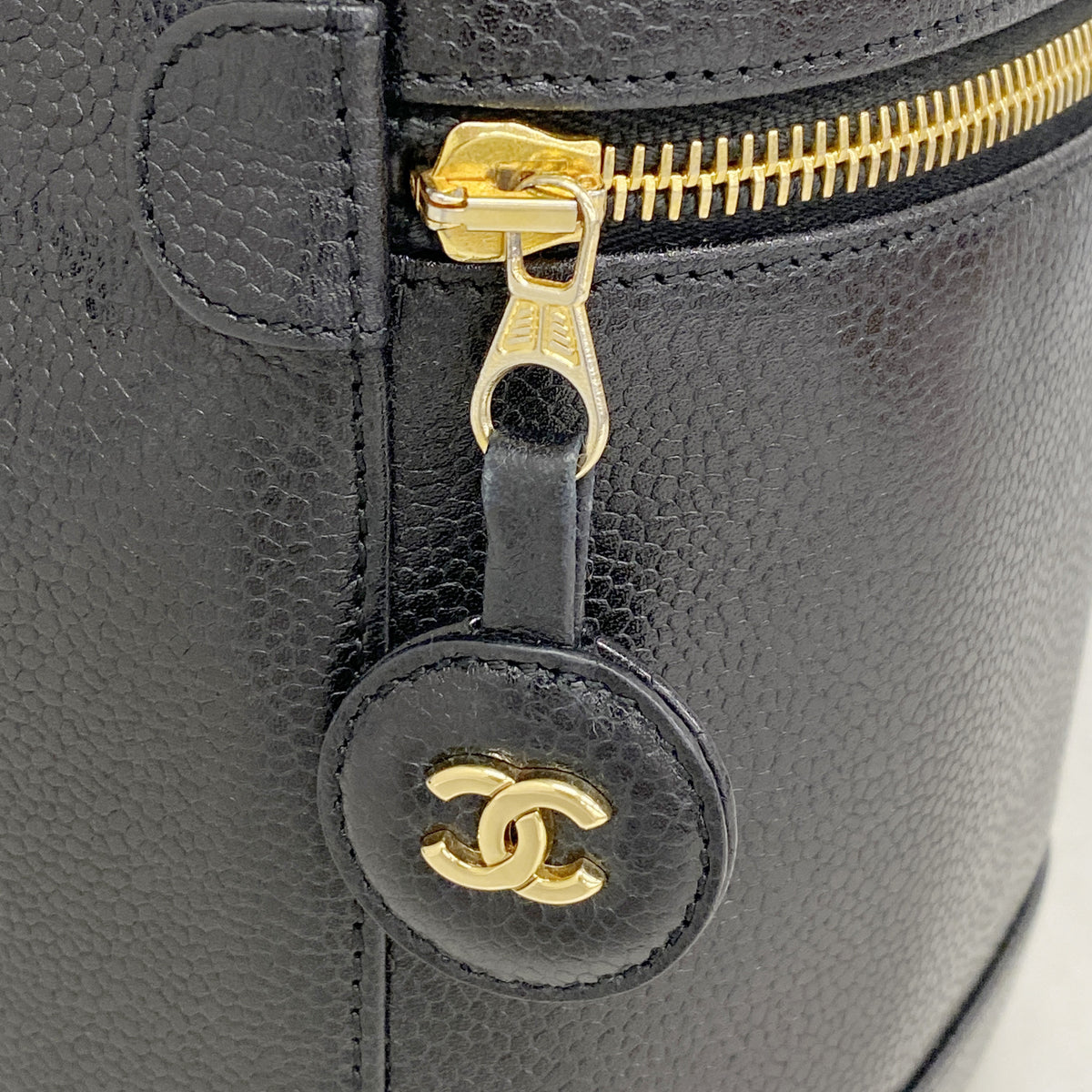 【6ge6289-k】シャネル バニティバッグ キャビアスキン ブラック ゴールド金具【中古】レディース