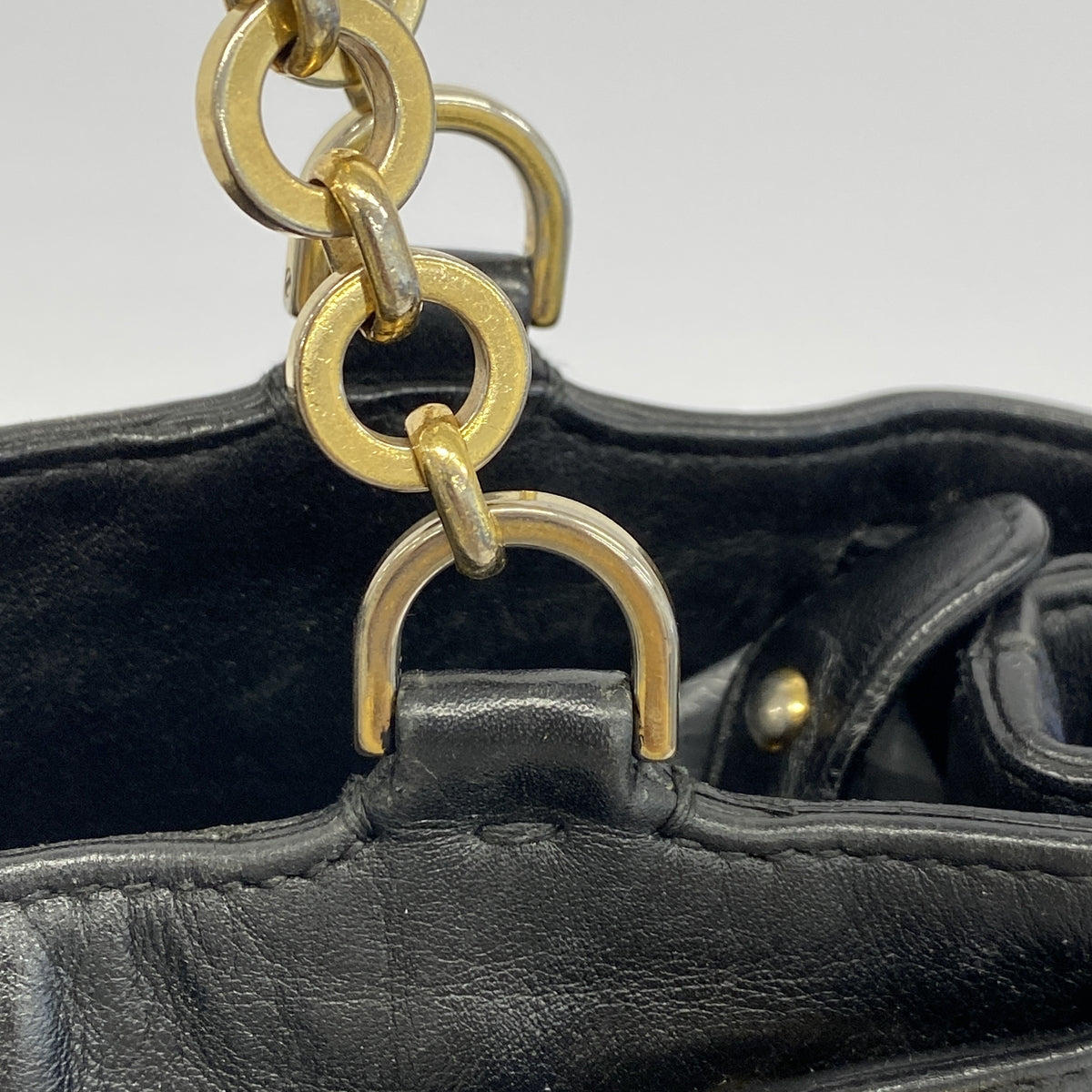 【6ge6377】サルヴァトーレフェラガモ ショルダーバッグ ガンチーニ レザー ブラック ゴールド金具【中古】レディース