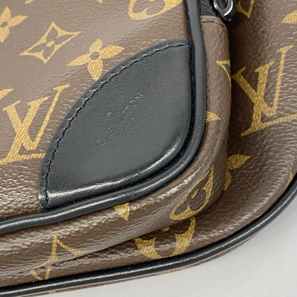 【6ge6395】ルイヴィトン ボディバッグ モノグラム・マカサー クリストファーバムバッグ M45337 ブラウン【中古】メンズ