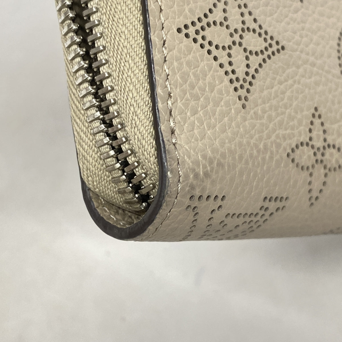 【6ge6437-k】ルイヴィトン 長財布 マヒナ ジッピーウォレット M69821 ガレ【中古】レディース