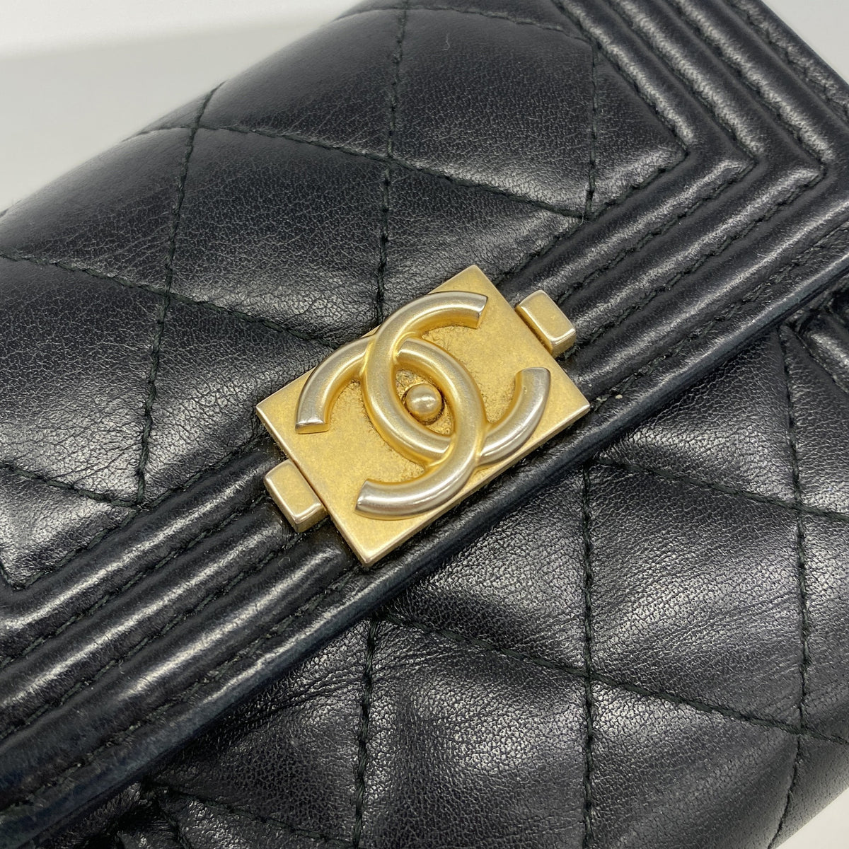 【6ge6460-k】シャネル 三つ折り財布 ボーイシャネル ラムスキン ブラック ゴールド金具【中古】レディース