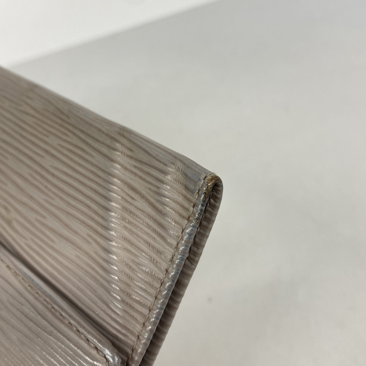 【6ge6482-k】ルイヴィトン 三つ折り長財布 エピ ポルトフォイユインターナショナル M6338B ライラック【中古】レディース