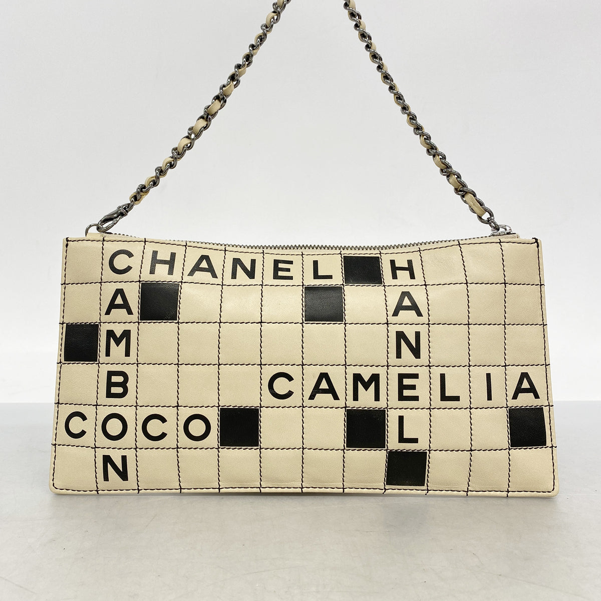 【6ge6493-k】シャネル ポーチ クロスワード レザー ベージュ ブラック シルバー金具【中古】レディース