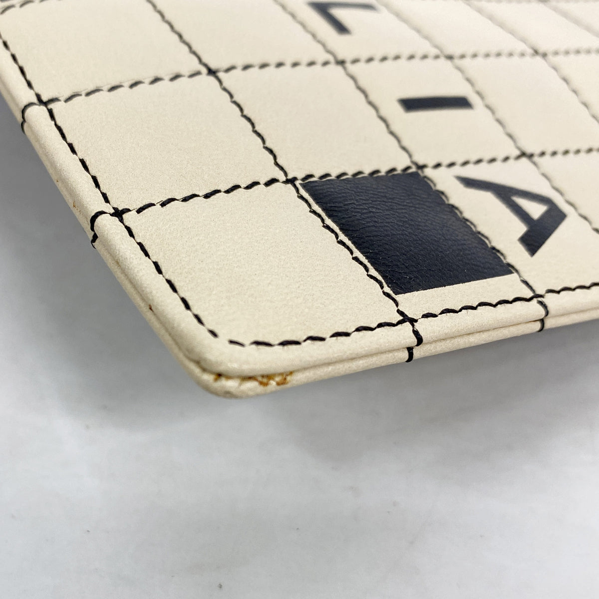 【6ge6493-k】シャネル ポーチ クロスワード レザー ベージュ ブラック シルバー金具【中古】レディース