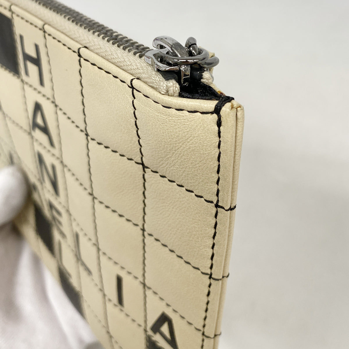 【6ge6493-k】シャネル ポーチ クロスワード レザー ベージュ ブラック シルバー金具【中古】レディース