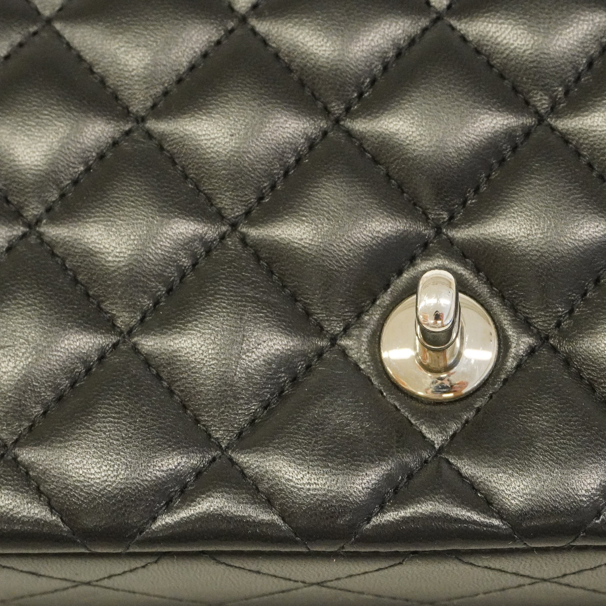 【6ha0008】シャネル ショルダーバッグ ミニマトラッセ チェーンショルダー ラムスキン ブラック シルバー金具【中古】レディース