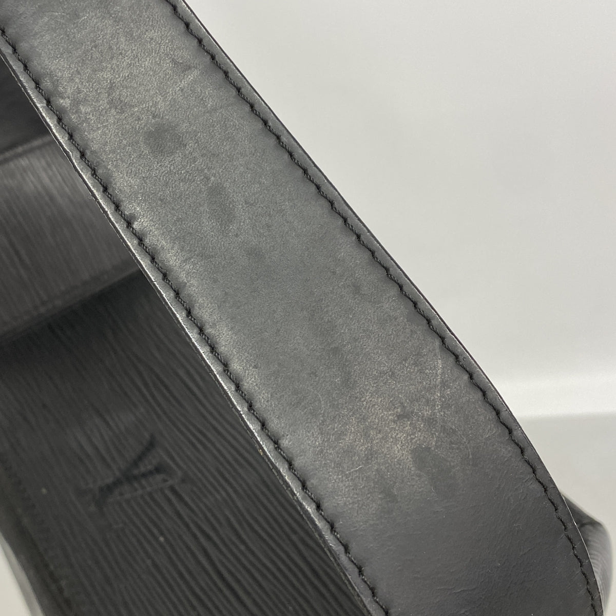【6hb0112】ルイヴィトン ショルダーバッグ エピ サックソウ M80161 ノワール【中古】レディース