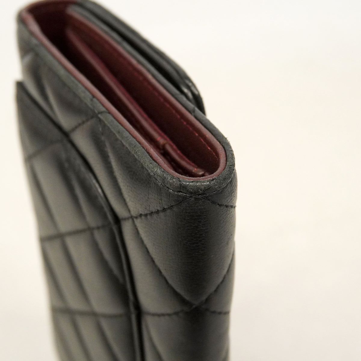 【6hb0199】シャネル 三つ折り長財布 マトラッセ ラムスキン ブラック シルバー金具【中古】レディース