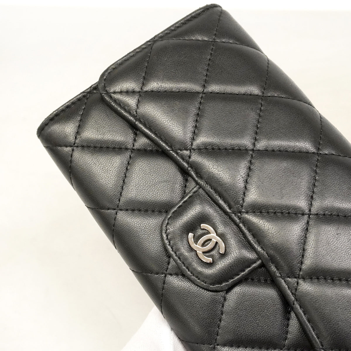 【6hb0199】シャネル 三つ折り長財布 マトラッセ ラムスキン ブラック シルバー金具【中古】レディース