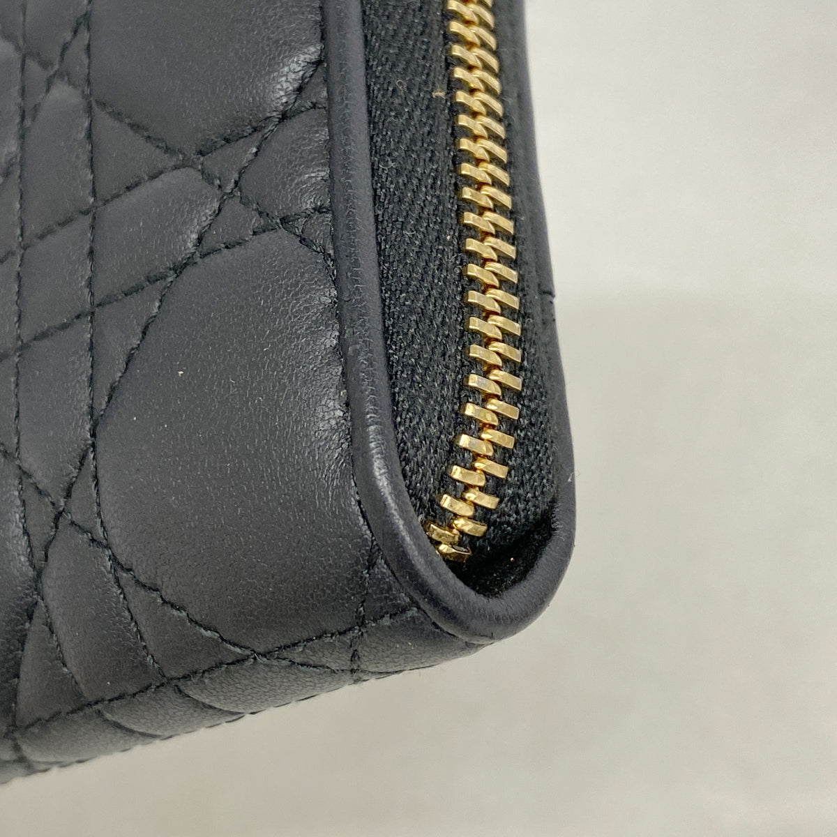 【6hb0330】クリスチャンディオール 長財布 カナージュ レザー ブラック ゴールド金具【中古】レディース