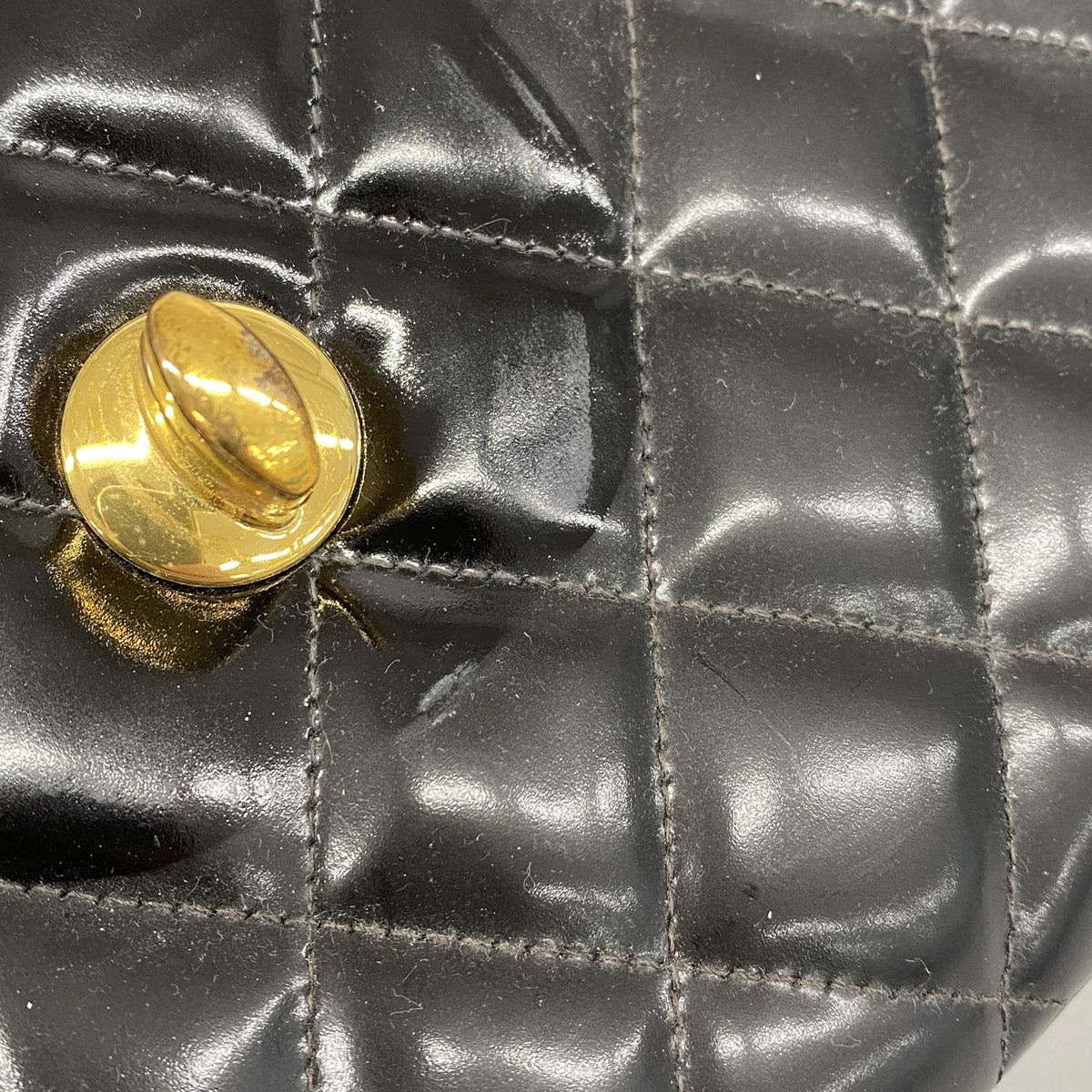 【6hb0348-k】シャネル ショルダーバッグ デカマトラッセ Wチェーン パテントレザー ブラック ゴールド金具【中古】レディース