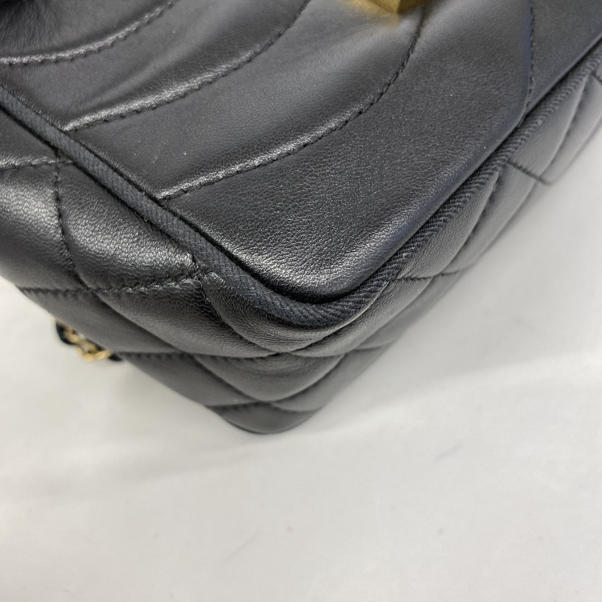 【6hb0647-k】シャネル ショルダーバッグ Wチェーン 波ステッチ ラムスキン ブラック ゴールド金具【中古】レディース