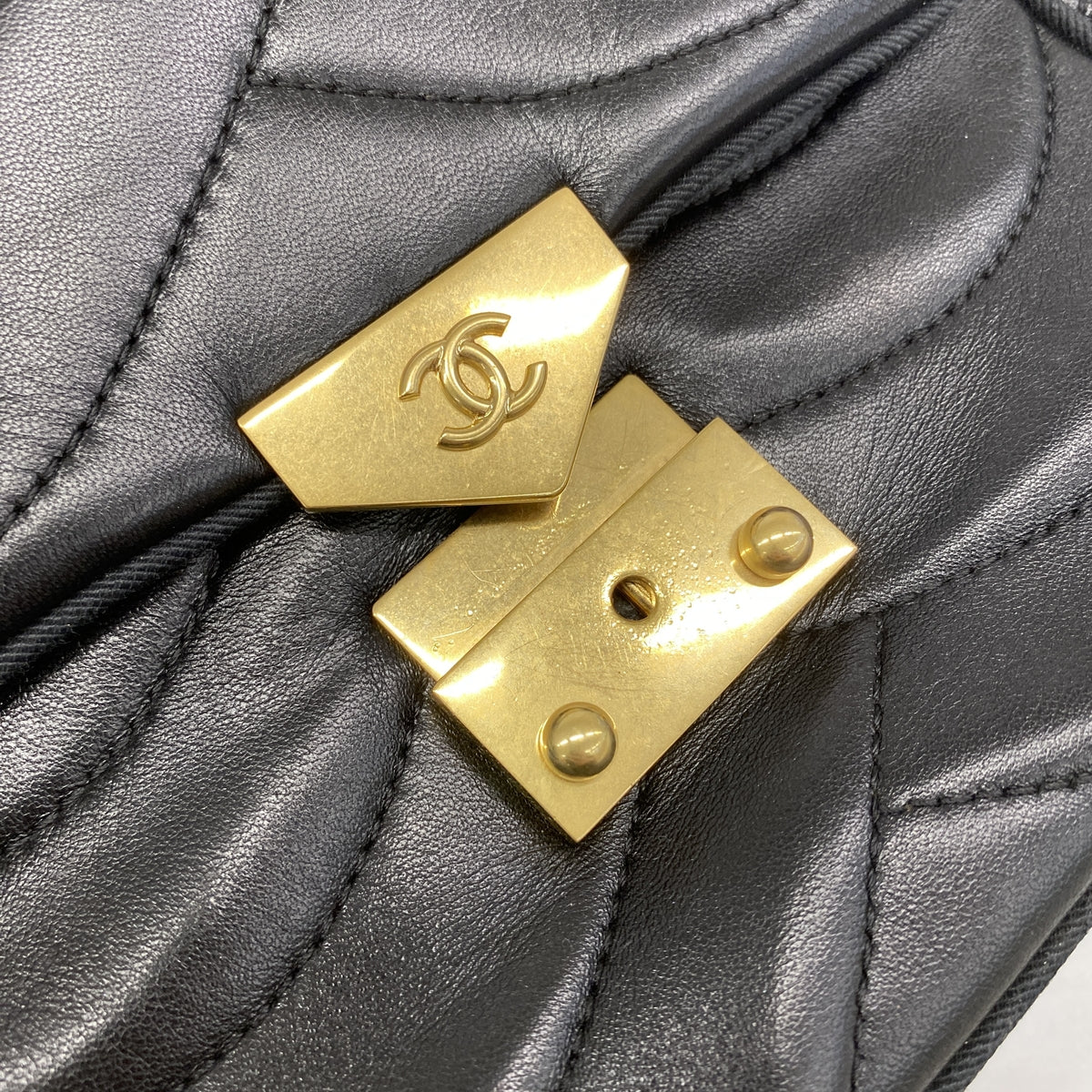 【6hb0647-k】シャネル ショルダーバッグ Wチェーン 波ステッチ ラムスキン ブラック ゴールド金具【中古】レディース