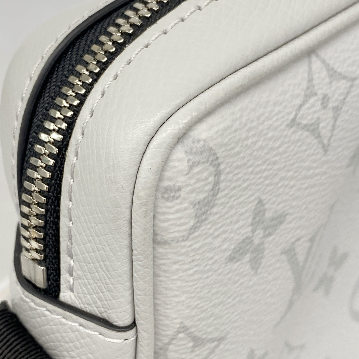 【6hb0785-k】ルイヴィトン ショルダーバッグ タイガラマ アウトドアメッセンジャーPM M30243 アンタークティカ【中古】メンズ