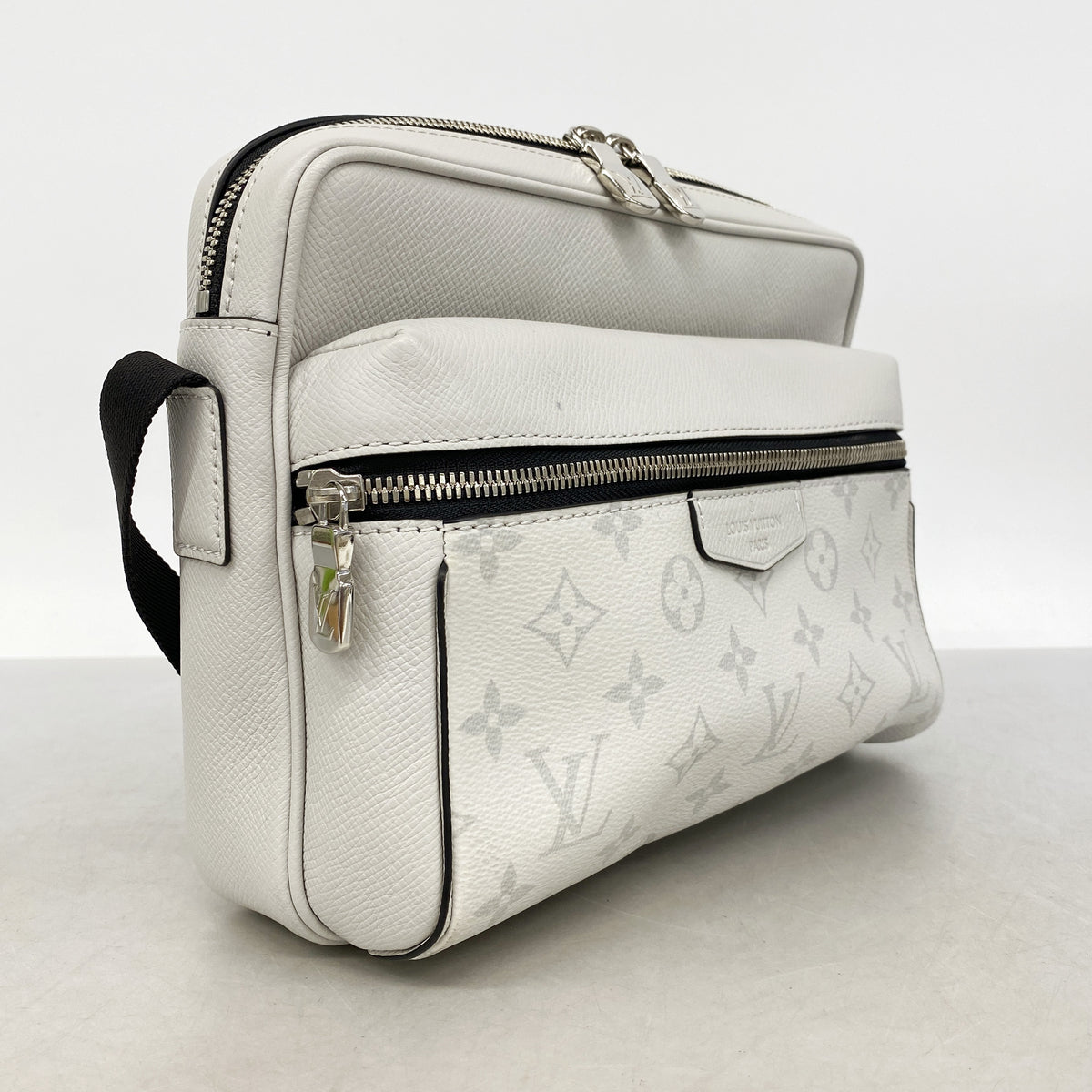 【6hb0785-k】ルイヴィトン ショルダーバッグ タイガラマ アウトドアメッセンジャーPM M30243 アンタークティカ【中古】メンズ