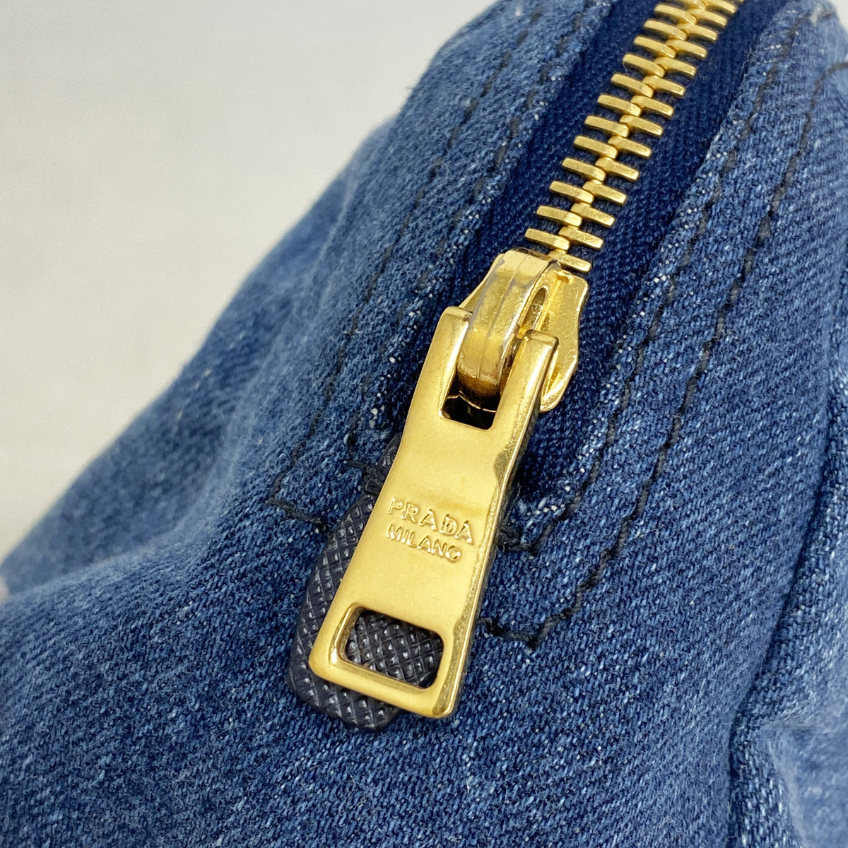 【6hb0842-k】プラダ ポーチ デニム ブルー ゴールド金具【中古】レディース