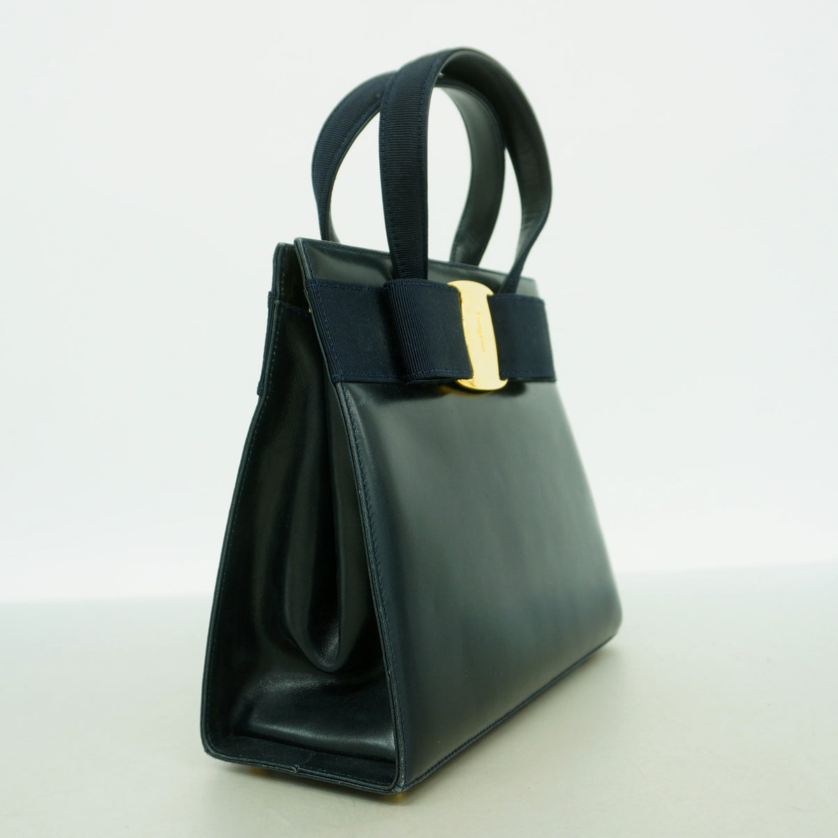 【6hb0895】サルヴァトーレフェラガモ ハンドバッグ ヴァラ レザー ネイビー ゴールド金具 2wayバッグ【中古】レディース