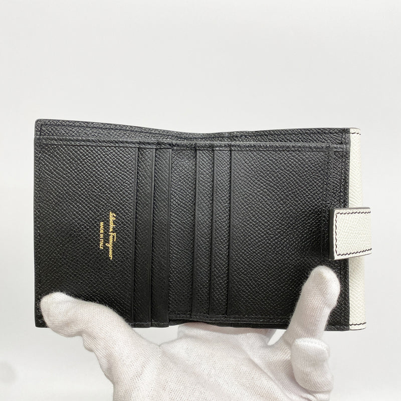 【6hb0921】サルヴァトーレフェラガモ 財布 ヴァラ レザー ホワイト ブラック ゴールド金具【中古】レディース