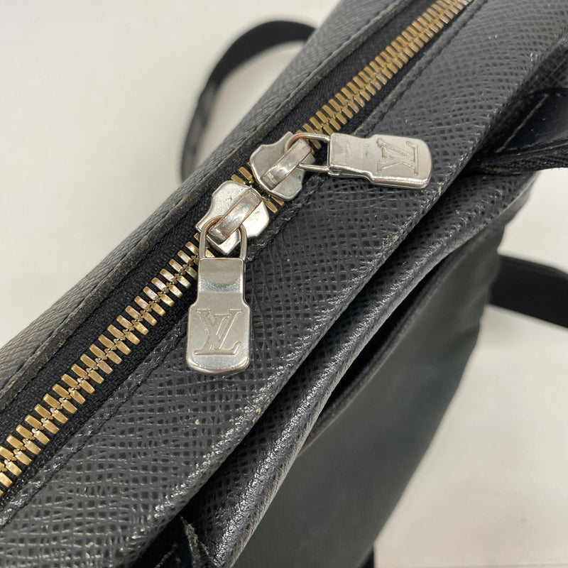 【6hb1195-k】ルイヴィトン ショルダーバッグ タイガ サヤン M30902 アルドワーズ【中古】メンズ