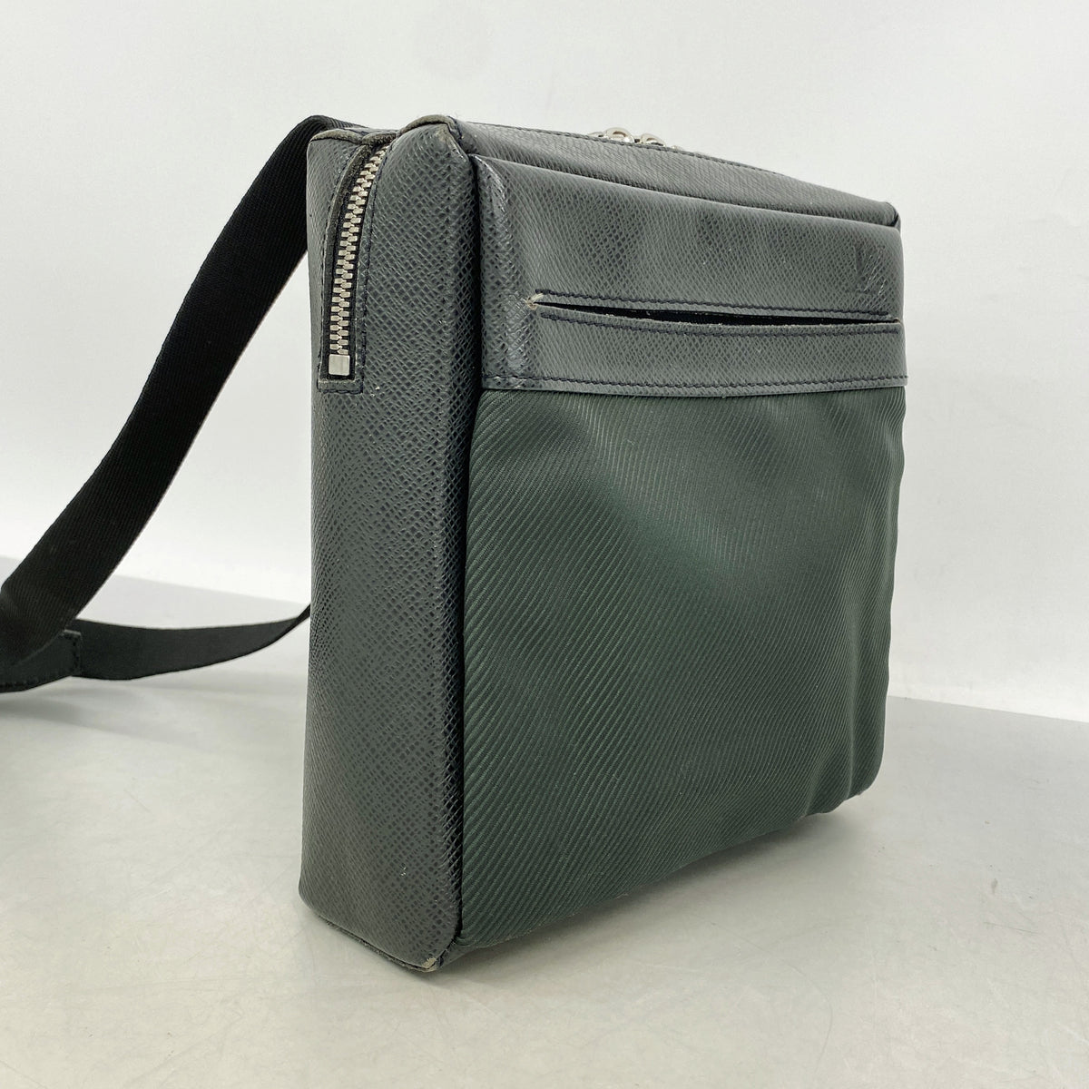 【6hb1195-k】ルイヴィトン ショルダーバッグ タイガ サヤン M30902 アルドワーズ【中古】メンズ