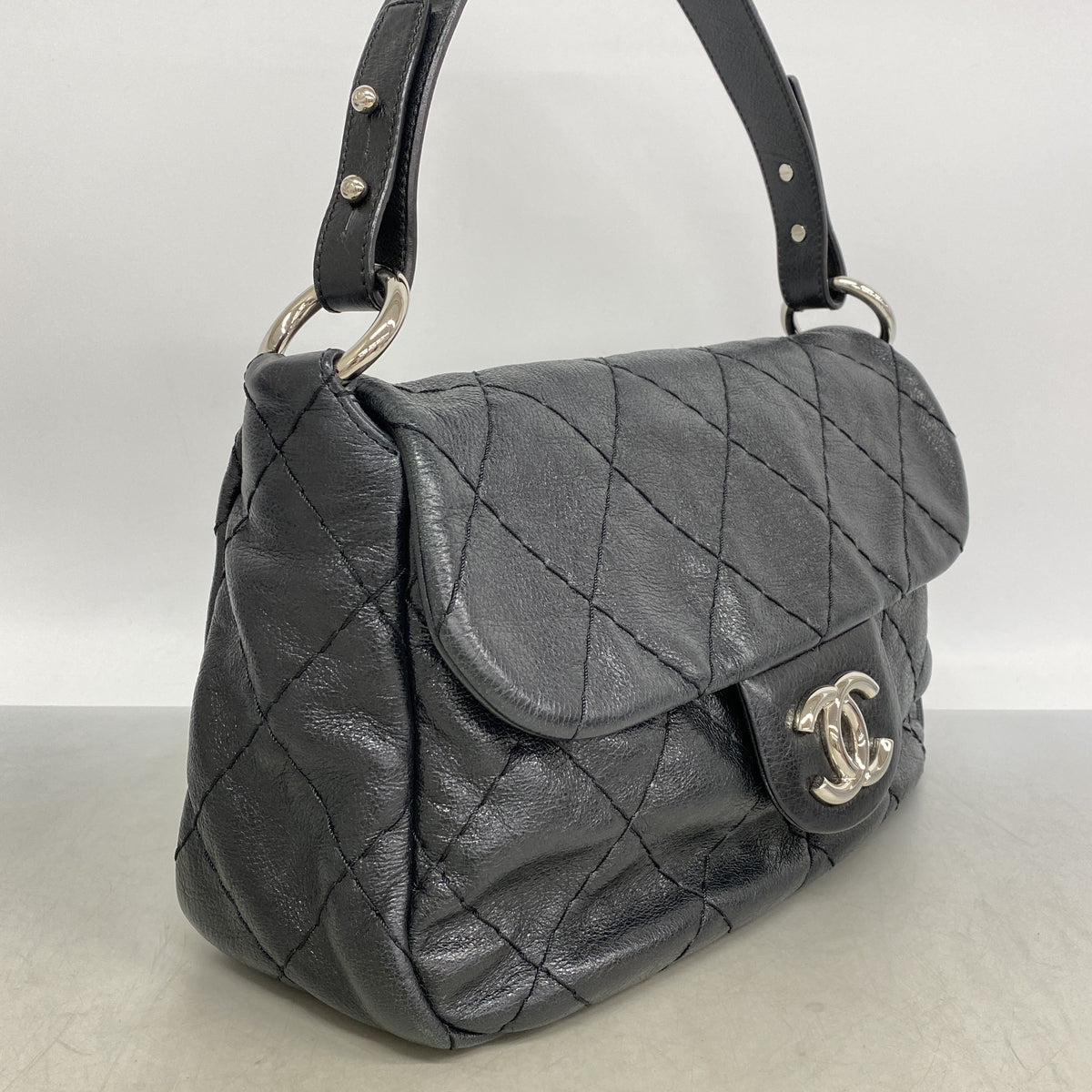 【6hb1210-k】シャネル ショルダーバッグ オンザロード レザー ブラック シルバー金具【中古】レディース