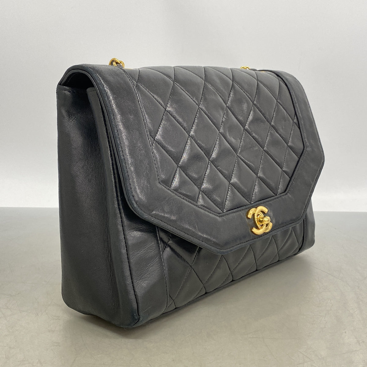 【6hb1467】シャネル ショルダーバッグ ダイアナ チェーンショルダー ラムスキン ブラック ゴールド金具【中古】レディース