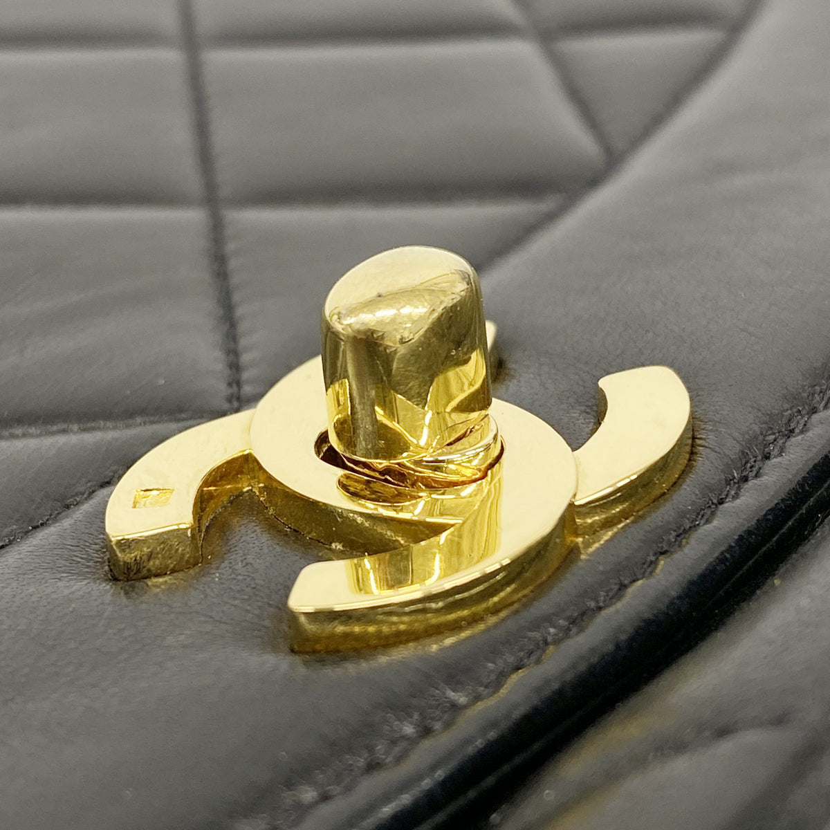 【6hc1544-h】シャネル ショルダーバッグ ダイアナ チェーンショルダー ラムスキン ブラック ゴールド金具【中古】レディース