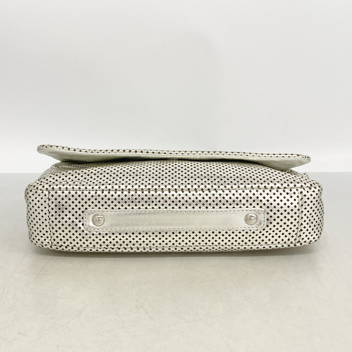 【6hc1574-k】シャネル ショルダーバッグ チェーンショルダー パンチング レザー シルバー シルバー金具【中古】レディース