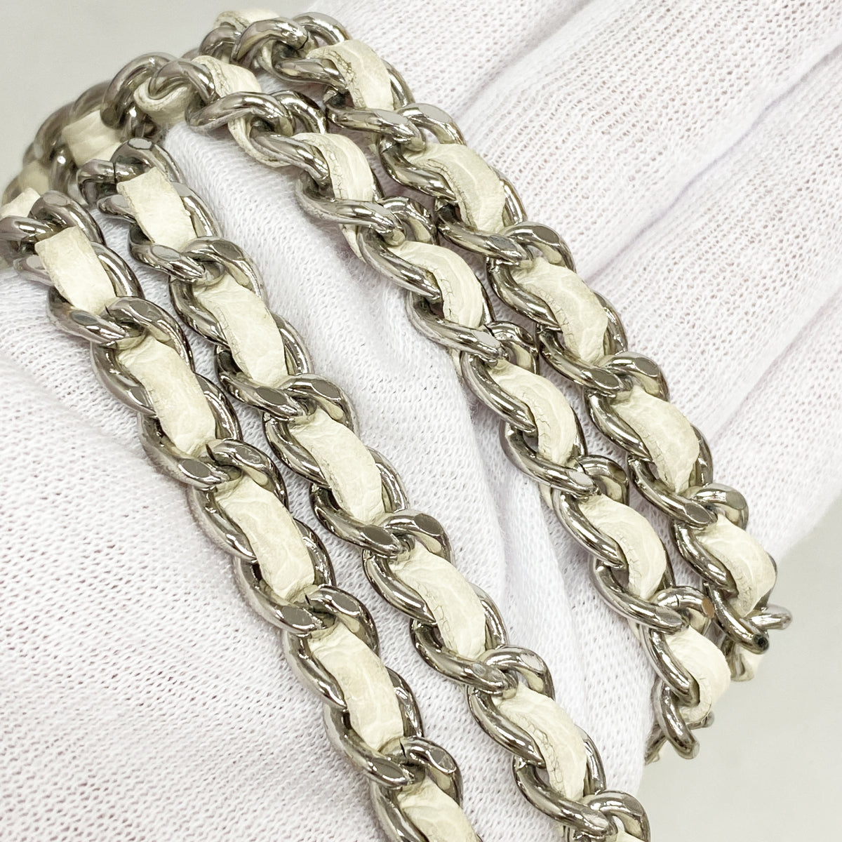 【6hc1609-k】シャネル ショルダーバッグ チェーンショルダー パンチング レザー アイボリー シルバー金具【中古】レディース