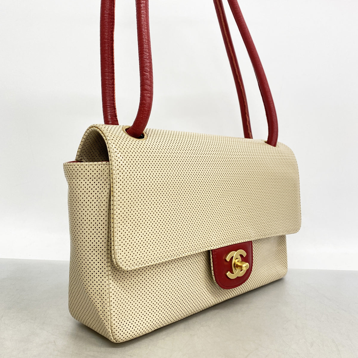 【6hc1681-k】シャネル ショルダーバッグ パンチング レザー ベージュ レッド ゴールド金具【中古】レディース