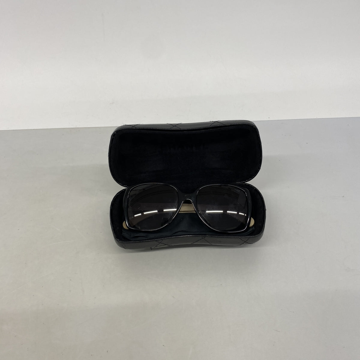 【6hc2191】シャネル サングラス マトラッセ 5289-Q-A プラスチック ブラック ホワイト シルバー金具【中古】レディース