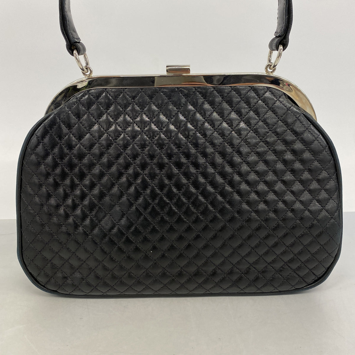 【6hc2392-k】シャネル ハンドバッグ マトラッセ がま口 ラムスキン ブラック シルバー金具【中古】レディース