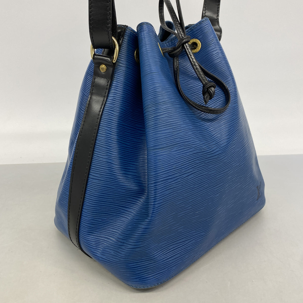 【6hc2395-k】ルイヴィトン ショルダーバッグ エピ バイカラー プチノエ M44152 トレドブルー ノワール【中古】レディース