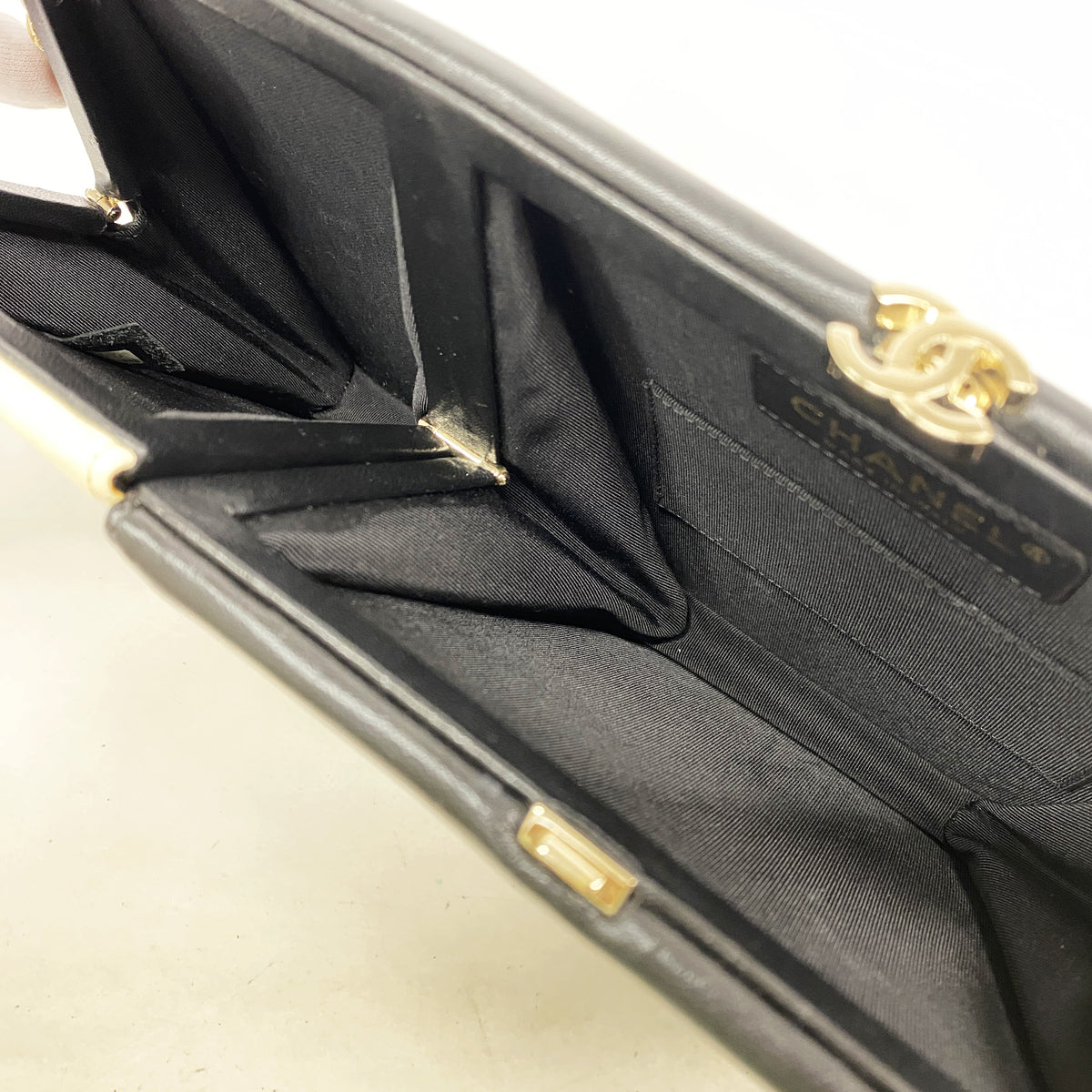 【6hc2765-k】シャネル クラッチバッグ ラムスキン ブラック アイボリー シャンパンゴールド金具【中古】メンズ レディース ユニセックス