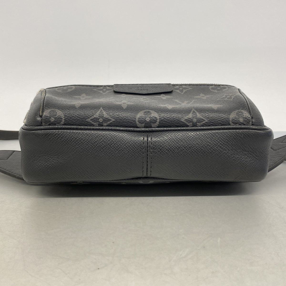 【6hc2853】ルイヴィトン ボディバッグ タイガラマ バムバッグアウトドア M30245 ブラック【中古】メンズ